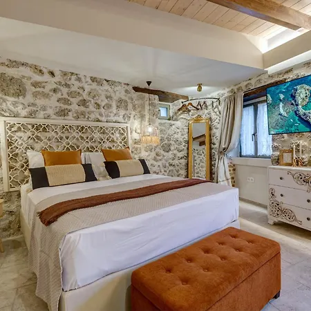 The Botzos - Terracotta & Olive Apartment