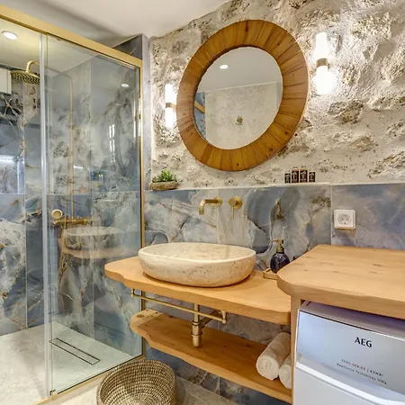 The Botzos - Terracotta & Olive Apartment Doukades